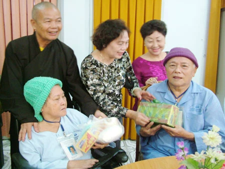 Khánh Hòa: Cứu trợ đồng bào bị lũ lụt